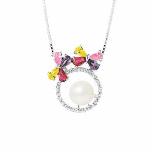 Collier "Papillons" avec une véritable perle de culture blanche de 9-10 mm et entourée de brillants en oxydes de zirconium colorés et une chaîne vénitienne de 42 cm