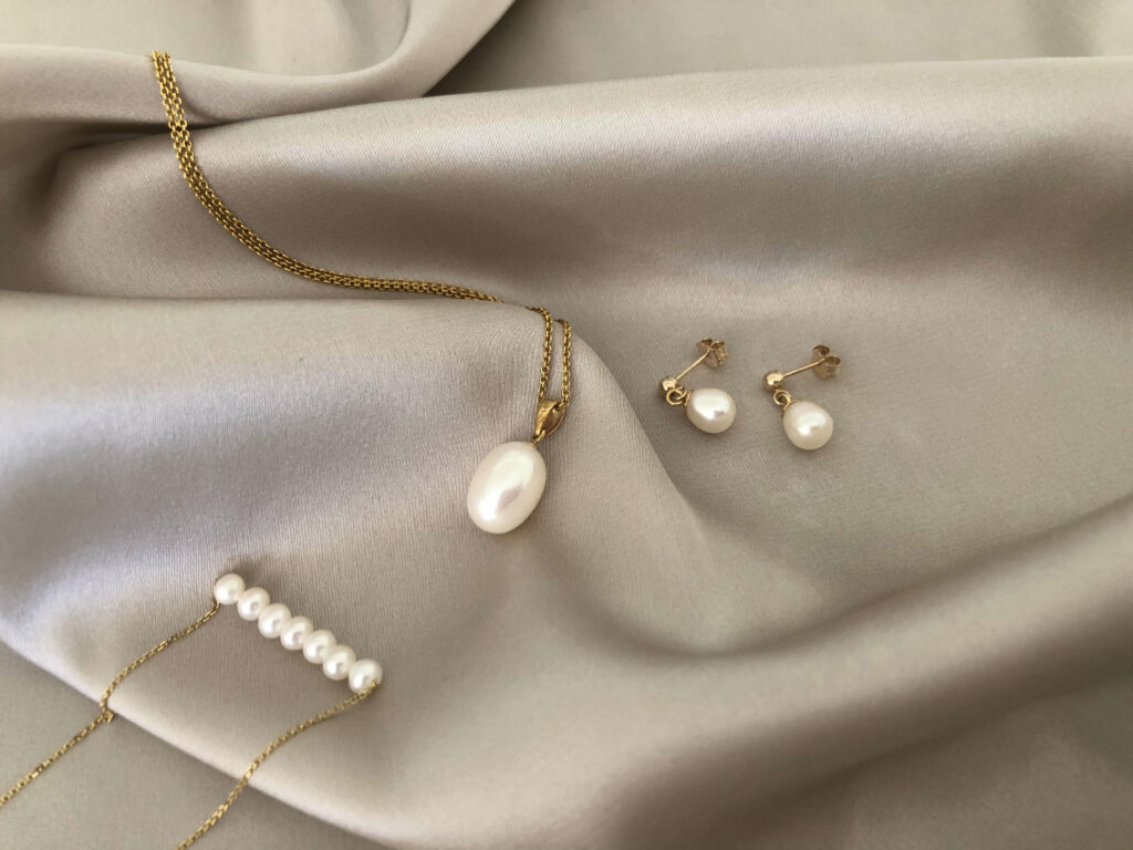 Sélection de bijoux de perles de culture sur un carré de soie